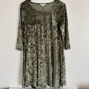 Green Rolla Coster Crushed Velvet Quarter-Sleeve Scooped-Neck Tunic DressMedium